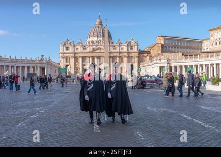 Deux carabiniers patrouillent sur la place Saint Peters. Cité du Vatican. Rome. Banque D'Images
