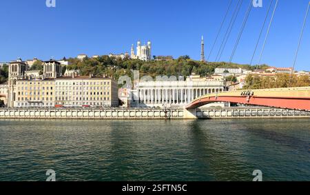 Vue générale du Rhône à Lyon et de la colline de Fourvière. Banque D'Images