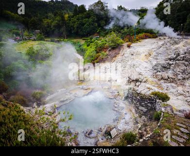 Sources thermales chaudes de Furnas, île de Sao Miguel, Açores, Portugal. Furnas village avec activité géothermique, avec des sources chaudes fumantes Banque D'Images