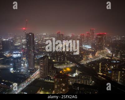 Vue aérienne du centre-ville de Manchester au crépuscule, présentant des gratte-ciel illuminés et des routes très fréquentées, illustrant la croissance vibrante et l'atmosphère animée O. Banque D'Images