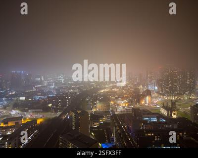 Un paysage urbain animé de Manchester en soirée mettant en valeur l'horizon urbain, les infrastructures et les lumières. Capture l'atmosphère dynamique et florissante de la ville un Banque D'Images