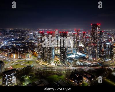 Une vue nocturne époustouflante sur les gratte-ciels modernes de Manchester, avec ses gratte-ciels éclairés et son architecture urbaine, mettant en valeur le vibra Banque D'Images