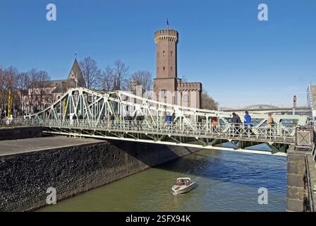 Cologne - pont tournant - presqu'île de Rheinau - tour Malakoff - église paroissiale Sainte-Marie en Lyskirchen Banque D'Images