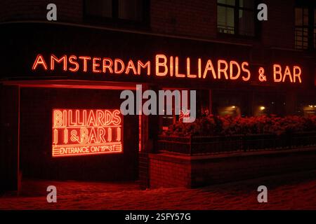 Amsterdam Billiards Club signe néon vintage sur une nuit d'hiver enneigée dans l'East Village, Manhattan, New York City Banque D'Images