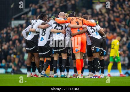 Les joueurs du comté de Derby forment un caucus avant le match du Sky Bet Championship entre Norwich City et Derby County à Carrow Road, Norwich, le samedi 8 février 2025. (Photo : David Watts | mi News) crédit : MI News & Sport /Alamy Live News Banque D'Images
