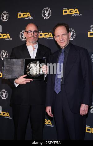 Beverly Hills, États-Unis. 08th Feb, 2025. Nomination de film de cinéma Edward Berger pour Conclave présenté par Ralph Fiennes pose avec le médaillon des gagnants dans la salle de presse lors de la 77e cérémonie annuelle des Directors Guild of America Awards au Beverly Hilton le 8 février 2025 à Beverly Hills, Californie. Photo : Crash/imageSPACE/SIPA USA crédit : SIPA USA/Alamy Live News Banque D'Images