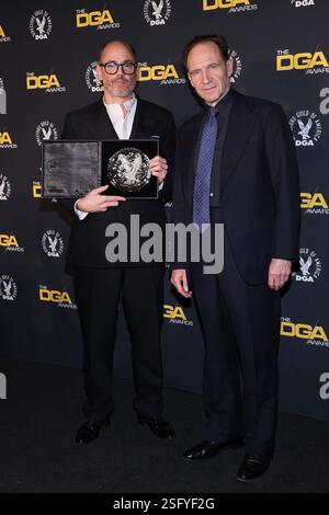 Beverly Hills, États-Unis. 08th Feb, 2025. Nomination de film de cinéma Edward Berger pour Conclave présenté par Ralph Fiennes pose avec le médaillon des gagnants dans la salle de presse lors de la 77e cérémonie annuelle des Directors Guild of America Awards au Beverly Hilton le 8 février 2025 à Beverly Hills, Californie. Photo : Crash/imageSPACE/SIPA USA crédit : SIPA USA/Alamy Live News Banque D'Images