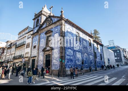 Porto, Portugal - 28 décembre 2024 : Chapelle des âmes (Capela das Almas de Santa Catarina), célèbre pour son extérieur de carreaux bleus et blancs peints avec de l'esprit Banque D'Images