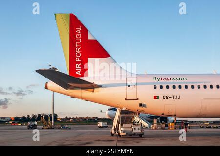 Lisbonne, Portugal - 29 décembre 2024 : un avion TAP Air Portugal à l'aéroport de Lisbonne, prêt pour le départ Banque D'Images