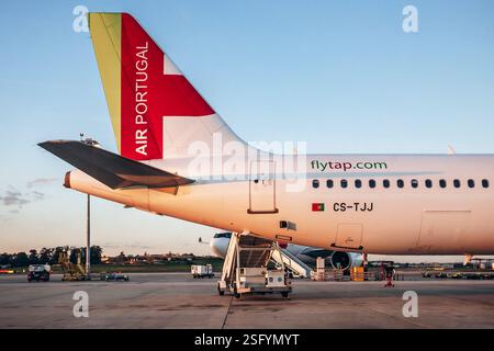 Lisbonne, Portugal - 29 décembre 2024 : un avion TAP Air Portugal à l'aéroport de Lisbonne, prêt pour le départ Banque D'Images