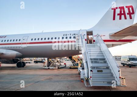 Lisbonne, Portugal - 29 décembre 2024 : un avion TAP Air Portugal à l'aéroport de Lisbonne, prêt pour le départ Banque D'Images