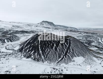 Vue aérienne des cônes de cendre au cratère Grabrok en Islande Banque D'Images