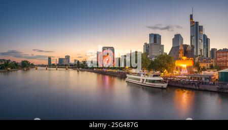 Belle vue en soirée sur Francfort avec une grande roue près de la rivière au coucher du soleil Banque D'Images