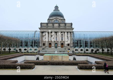 Bayerische Staatskanzlei (Chancellerie d'État bavaroise) à Munich ; siège du gouvernement de l'État libre allemand de Bavière ; couvert, nuageux jour d'hiver. Banque D'Images