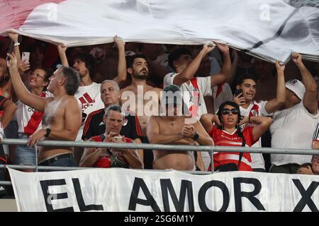 Buenos Aires, Argentine. 08th Feb, 2025. Les supporters de River plate encouragent leur équipe avant le tournoi Apertura 2025 du match de la Ligue Argentine de football professionnel contre Independiente, au stade Mas Monumental de Buenos Aires, le 8 février 2025. Crédit : Alejandro Pagni/Alamy Live News Banque D'Images