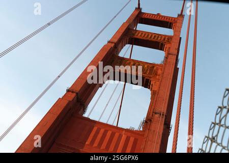 Tour du Golden Gate Bridge, San Francisco, CA. Câbles de soutien massifs et structure. Banque D'Images