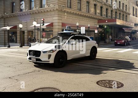 Waymo voiture autonome (Jaguar I-Pace) sur une rue de San Francisco, près de l'historique Westin Hôtel Francis. Essai de véhicule autonome. Banque D'Images