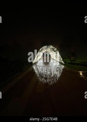 Passage éclairé dans la nuit noire. Banque D'Images