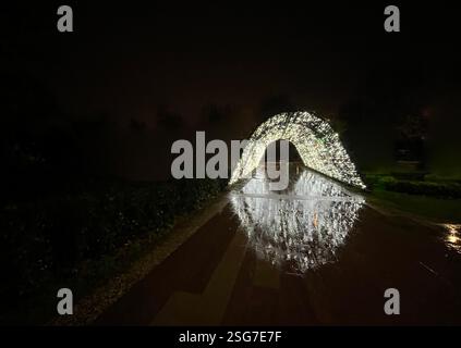 Passage éclairé dans la nuit noire. Banque D'Images