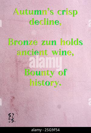 En automne, Bronze zun détient un vin ancien, Bounty of History. La Guilde des écrivains d'argent de Lincoln Hargrove. Art de Zsuzsa Szikra. Poésie Art Print, Triplumes est une forme poétique unique inspirée du haïku traditionnel, composée de trois lignes qui capturent des moments de clarté, d'émotion et de perspicacité. Dans notre collection, nous embrassons la liberté de la langue, où le mélange des mots et la suppression des traits d'Union est plus qu'un choix stylistique, c'est une façon de transmettre l'unité et la proximité entre les idées, créant une expression fluide et compacte qui résonne avec les rythmes de la vie moderne. Banque D'Images