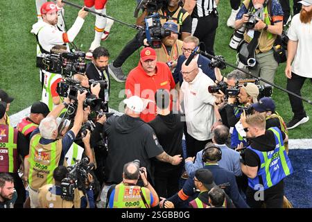 Caesars Superdome. 9 février 2025. New Orleans LOS ANGELES ; l'entraîneur-chef des Chiefs de Kansas City Andy Reid serre la main à l'entraîneur-chef des Philadelphia Eagles Nick Sirianni après que les Eagles aient battus les Chiefs au Super Bowl LIX au Caesars Superdome. Crédit obligatoire Eric Canha/CSM/Alamy Live News Banque D'Images