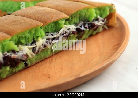 Martabak Pandan, cuisine de rue traditionnelle indonésienne nommée Martabak Manis Sweet Martabak avec couleur verte. Connu sous le nom de Terang Bulan, Kue Bandung ou Thai P Banque D'Images