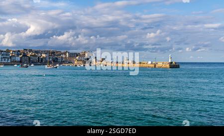 St Ives, Cornouailles, Angleterre, Royaume-Uni - 30 mai 2022 : vue sur le mur du port et les phares Banque D'Images