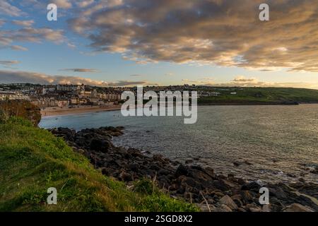 St Ives, Cornwall, Angleterre, Royaume-Uni - 30 mai 2022 : nuages sur Porthmeor Beach Banque D'Images