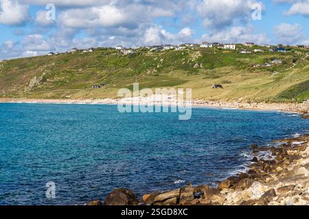 Sennen Cove, Cornouailles, Angleterre, Royaume-Uni - 31 mai 2022 : la plage et les maisons au sommet des falaises Banque D'Images