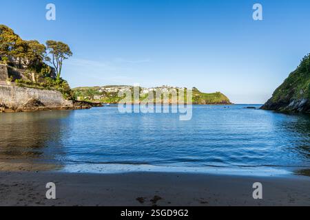 Fowey, Cornouailles, Angleterre, Royaume-Uni - 28 mai 2022 : Readymoney Cove avec une vue sur la rivière Fowey vers Polruan Banque D'Images