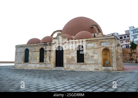 Grèce. Mosquée dans le vieux port vénitien isolé sur le ciel blanc, ville de la Canée, île de Crète, Banque D'Images