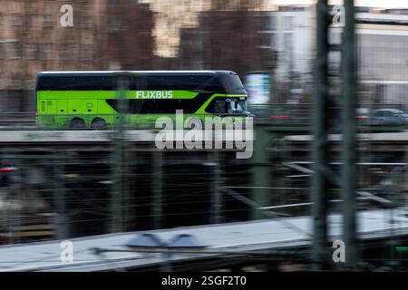 Munich, Allemagne. 31 janvier 2025. Le logo de la compagnie de bus longue distance FlixBus DACH GmbH peut être vu sur un bus en mouvement à Munich (Bavière) le 31 janvier 2025. La société exploite des services de bus longue distance en Allemagne, en Autriche et en Suisse en tant que filiale de la compagnie de transport allemande Flix se. Crédit : Matthias Balk/dpa/Alamy Live News Banque D'Images