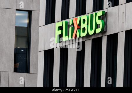 Munich, Allemagne. 31 janvier 2025. Le logo de la compagnie de bus longue distance FlixBus DACH GmbH est visible sur un panneau apposé sur un immeuble de bureaux à son siège à Munich (Bavière) le 31 janvier 2025. La société exploite des services de bus longue distance en Allemagne, en Autriche et en Suisse en tant que filiale de la compagnie de transport allemande Flix se. Crédit : Matthias Balk/dpa/Alamy Live News Banque D'Images