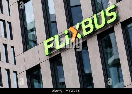 Munich, Allemagne. 31 janvier 2025. Le logo de la compagnie de bus longue distance FlixBus DACH GmbH est visible sur un panneau apposé sur un immeuble de bureaux à son siège à Munich (Bavière) le 31 janvier 2025. La société exploite des services de bus longue distance en Allemagne, en Autriche et en Suisse en tant que filiale de la compagnie de transport allemande Flix se. Crédit : Matthias Balk/dpa/Alamy Live News Banque D'Images