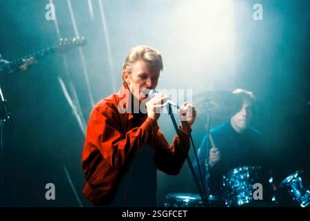 DAVID BOWIE DANS WE CHILDREN FROM BAHNHOF ZOO (1981) -TITRE ORIGINAL : CHRISTIANE F.-WIR KINDER VOM BAHNHOF ZOO-, RÉALISÉ PAR ULI EDEL. CRÉDIT : MARAN/POPULAR/HANS H KADEN/TCF / ALBUM Banque D'Images
