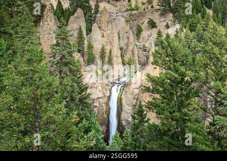 The Tower Fall dans le parc national de Yellowstone, Wyoming USA Banque D'Images