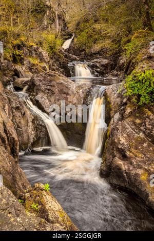 Pecca Twin Falls sur la rivière Twiss, partie de la piste des chutes d'eau d'Ingleton dans le parc national des Yorkshire Dales, North Yorkshire. Banque D'Images