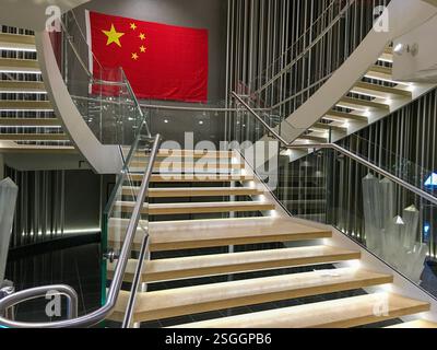 Drapeau national chinois affiché dans les escaliers du navire de croisière américain Quantum of the Seas, navires Royal Caribbean RCCL, itinéraires de croisières China Sea Japan Banque D'Images