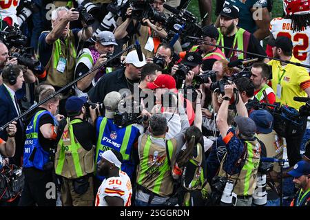 L'entraîneur-chef des Philadelphia Eagles Nick Sirianni et l'entraîneur-chef de Kansas City Andy Reid suivent le Super Bowl LIX au Caesars Superdome, à la Nouvelle-Orléans. Date de la photo : dimanche 9 février 2025. Banque D'Images