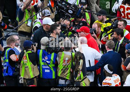 L'entraîneur-chef des Philadelphia Eagles Nick Sirianni et l'entraîneur-chef de Kansas City Andy Reid suivent le Super Bowl LIX au Caesars Superdome, à la Nouvelle-Orléans. Date de la photo : dimanche 9 février 2025. Banque D'Images