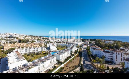 Drone aérien photo de la belle ville de Sitio de Calahonda à Malaga Espagne montrant des appartements résidentiels et de vacances avec l'océan dans le Banque D'Images