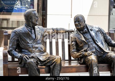 Alliés (1995) sculpture de Winston Churchill et Franklin D. Roosevelt parlant par Lawrence Holofcener, New Bond Street, Londres, Angleterre Banque D'Images