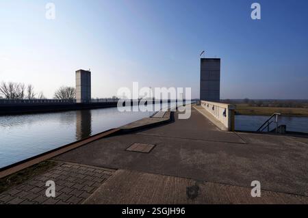 Die Trogbrücke Magdeburg / Hohenwarthe ist mit einer Länge von 918m die weltweit längste Kanalbrücke und Europas größte Stahlkonstruktion. DAS Kernstück des Wasserstraßenkreuzes Magdeburg führt den Mittellandkanal BEI Elbe-kilomètre 339,11 über die Elbe. Hohenwarthe, 09.02.2025 Foto:Xu.xStammx/xFuturexImagex trogbruecke 5211 Banque D'Images