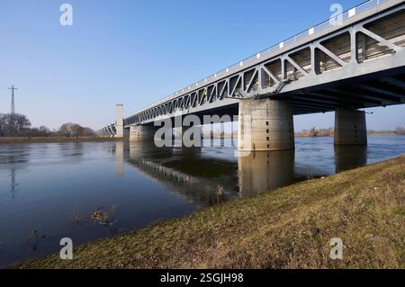 Die Trogbrücke Magdeburg / Hohenwarthe ist mit einer Länge von 918m die weltweit längste Kanalbrücke und Europas größte Stahlkonstruktion. DAS Kernstück des Wasserstraßenkreuzes Magdeburg führt den Mittellandkanal BEI Elbe-kilomètre 339,11 über die Elbe. Hohenwarthe, 09.02.2025 Foto:Xu.xStammx/xFuturexImagex trogbruecke 5205 Banque D'Images