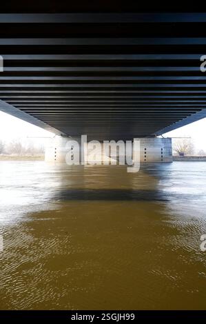 Die Trogbrücke Magdeburg / Hohenwarthe ist mit einer Länge von 918m die weltweit längste Kanalbrücke und Europas größte Stahlkonstruktion. DAS Kernstück des Wasserstraßenkreuzes Magdeburg führt den Mittellandkanal BEI Elbe-kilomètre 339,11 über die Elbe. Hohenwarthe, 09.02.2025 Foto:Xu.xStammx/xFuturexImagex trogbruecke 5210 Banque D'Images