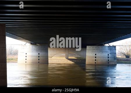 Die Trogbrücke Magdeburg / Hohenwarthe ist mit einer Länge von 918m die weltweit längste Kanalbrücke und Europas größte Stahlkonstruktion. DAS Kernstück des Wasserstraßenkreuzes Magdeburg führt den Mittellandkanal BEI Elbe-kilomètre 339,11 über die Elbe. Hohenwarthe, 09.02.2025 Foto:Xu.xStammx/xFuturexImagex trogbruecke 5207 Banque D'Images