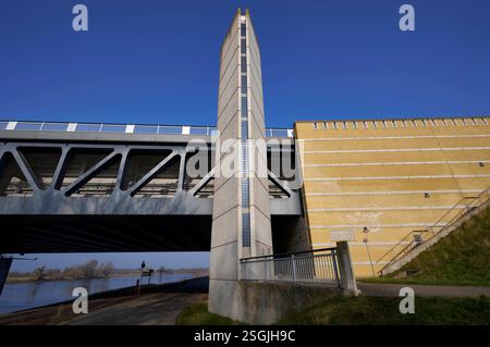 Die Trogbrücke Magdeburg / Hohenwarthe ist mit einer Länge von 918m die weltweit längste Kanalbrücke und Europas größte Stahlkonstruktion. DAS Kernstück des Wasserstraßenkreuzes Magdeburg führt den Mittellandkanal BEI Elbe-kilomètre 339,11 über die Elbe. Hohenwarthe, 09.02.2025 Foto:Xu.xStammx/xFuturexImagex trogbruecke 5201 Banque D'Images