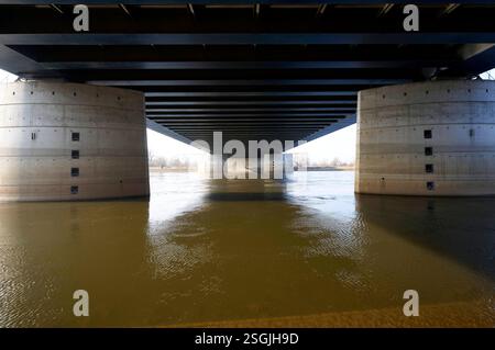 Die Trogbrücke Magdeburg / Hohenwarthe ist mit einer Länge von 918m die weltweit längste Kanalbrücke und Europas größte Stahlkonstruktion. DAS Kernstück des Wasserstraßenkreuzes Magdeburg führt den Mittellandkanal BEI Elbe-kilomètre 339,11 über die Elbe. Hohenwarthe, 09.02.2025 Foto:Xu.xStammx/xFuturexImagex trogbruecke 5208 Banque D'Images