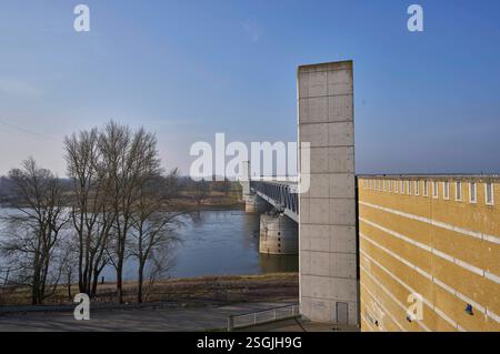 Die Trogbrücke Magdeburg / Hohenwarthe ist mit einer Länge von 918m die weltweit längste Kanalbrücke und Europas größte Stahlkonstruktion. DAS Kernstück des Wasserstraßenkreuzes Magdeburg führt den Mittellandkanal BEI Elbe-kilomètre 339,11 über die Elbe. Hohenwarthe, 09.02.2025 Foto:Xu.xStammx/xFuturexImagex trogbruecke 5218 Banque D'Images