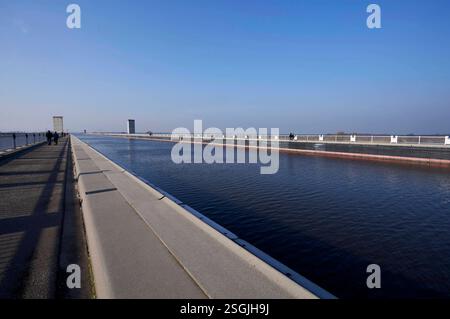 Die Trogbrücke Magdeburg / Hohenwarthe ist mit einer Länge von 918m die weltweit längste Kanalbrücke und Europas größte Stahlkonstruktion. DAS Kernstück des Wasserstraßenkreuzes Magdeburg führt den Mittellandkanal BEI Elbe-kilomètre 339,11 über die Elbe. Hohenwarthe, 09.02.2025 Foto:Xu.xStammx/xFuturexImagex trogbruecke 5215 Banque D'Images